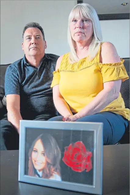  ?? Picture Alistair Linford ?? Denise and Brian Curry beside a favourite picture of their lost daughter Kirsty, at home in West Lothian