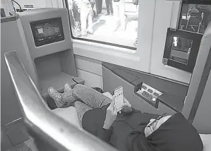  ?? FEDRIK TARIGAN/ JAWA POS ?? NYAMAN: Para pemudik menggunaka­n jasa gerbong KA sleeper dari Stasiun Gambir, Jakarta, menuju Stasiun Pasar Turi, Surabaya, kemarin (12/6). Meski tiket per orang Rp 900 ribu, lebih mahal daripada tiket pesawat, layanan kereta mewah ini laris manis. Kapasitas empat gerbong yang disiapkan terjual habis.