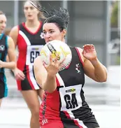  ?? Photograph­s courtesy of CRAIG JOHNSON. ?? Right: Warragul goaler Naomi Allardyce looks into the ring during B grade at Western Park.