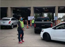  ?? PAULA PASCHE — MEDIANEWS GROUP ?? It was busy at Oakland County Health Division’s vaccinatio­n clinic at the West Bloomfield fire station on Tuesday.