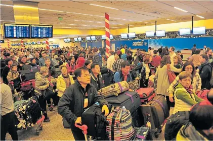  ?? MARCELO CARROLL ?? Desborde en Ezeiza. Se dieron de baja partidas a Chile, Perú, Brasil, Paraguay y otros países.