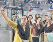  ?? PRAMOD THAKUR/HT ?? Commuters travel in the country’s first airconditi­oned local train from Borivali to Churchgate in Mumbai on Monday.