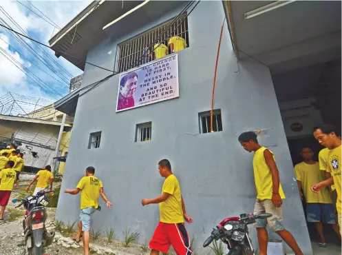  ?? SUNSTAR FOTO / AMPER CAMPAÑA ?? WATCHING YOU. A streamer bearing the image of President Rodrigo Duterte with the message “All Change is Hard at first/Messy in the middle/ and so beautiful at the end.”