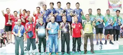  ??  ?? ABD RAHMAN (depan, tengah) bergambar kenangan bersama tiga pasukan yang meraih pingat dalam acara sepak takraw regu bertiga Sukan Sabah Ke-8, 2017.