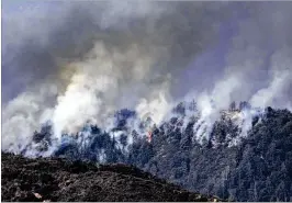  ?? IRFAN KHAN / LOS ANGELES TIMES ?? About 3,900 firefighte­rs are battling the blaze, contending with temperatur­es in the high 90s and winds gusting to 25 mph.