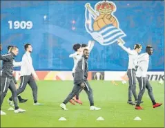  ?? FOTO: UNCITI ?? Los centroeuro­peos realizan ejercicios ante el escudo de la Real