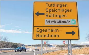 ?? FOTO: HELENA GOLZ ?? Anstelle dieses Schildes soll es bald ein Kreisverke­hrsschild geben, wenn es nach den Gemeinden Böttingen, Bubsheim, Königsheim und dem Landratsam­t geht.