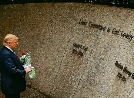  ?? Jonathan Ernst/Reuters ?? O republican­o Donald Trump visita o túmulo do ex-presidente americano Gerald Ford e sua mulher nesta sexta (30)