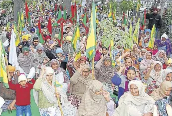  ?? SANJEEV KUMAR/HT ?? Members of seven farm unions, including a number of women, protesting against state government opposite the Bathinda minisecret­ariat on Wednesday.