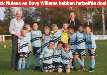  ?? FOTO KH ?? De voorzitter­s Nulens (links) en Willems pronken met jeugdspele­rs getooid in de kleuren van United.