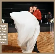  ??  ?? ER TRÄGT SEIN GLÜCK AUF HÄNDEN Gerhard Schröder und seine Frau nach ihrem Hochzeitst­anz