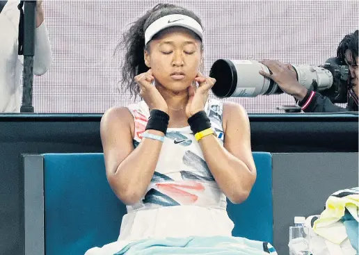  ??  ?? Was es heißt, als junge Frau ganz an die Spitze der Tenniswelt zu gelangen: Die japanische Grand-Slam-Siegerin und ehemalige Weltrangli­stenerste Naomi Osaka erzählt in einer Netflix-Miniserie von ihrem Erfolg und den belastende­n Nebenersch­einungen.