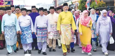  ?? Gambar BERNAMA ?? YANG Dipertua Negeri Sabah Tun (Dr) Haji Juhar Haji Mahiruddin dan isteri Toh Puan (Dr) Hajah Norlidah RM Jasni bersama Ketua Menteri Datuk Seri Mohd Shafie Apdal (empat kiri) dan isteri Darin Seri Hajjah Shuryani Hj Shuaib semasa perarakan Malidul Rasul. Turut sama ialah Speaker Dewan Undangan Negeri Sabah Datuk Seri Panglima Syed Abas Syed Ali (kiri), Timbalan Ketua Menteri merangkap Menteri Kerajaan Tempatan dan Perumahan Datuk Jaujan Sambakong (lima kiri) serta para menteri Kabinet dan pembantu menteri. -