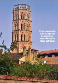  ??  ?? L’impression­nante base octogonale du clocher de la cathédrale de Rieux-Volvestre.