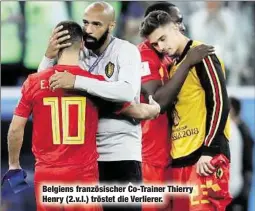  ??  ?? Belgiens französisc­her Co-Trainer Thierry Henry (2.v.l.) tröstet die Verlierer.