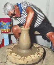  ??  ?? NCCA Gawad Manlilikha awardee and National Folk Artist for Burnay Making Fidel Go demonstrat­es how to make a clay jar.