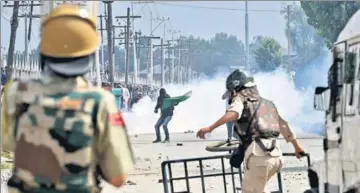  ?? AFP FILE ?? Paramilita­ry personnel stand guard during a violent protest in Kashmir earlier in the week.