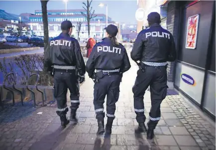  ?? FOTO: SCANPIX ?? SJELDENT: Ikkje ofte å sjå tre politifolk i gata, samtidig.
