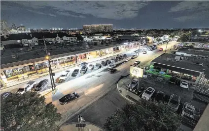  ?? CHRIS TORRES
ctorres@star-telegram.com ?? People begin to arrive at the bars and restaurant­s on Foch Street in March. The city is exploring plans to improve safety in the W. 7th district.