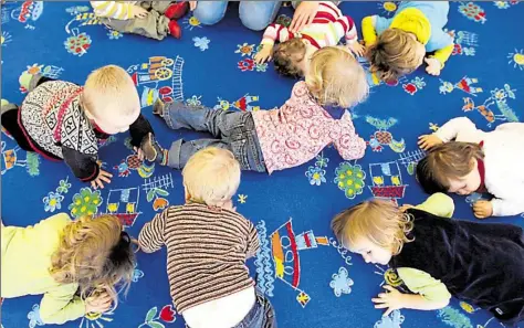  ?? BILD: DPA ?? Viele Kinder – wenig Platz: Die Gemeinde Bad Zwischenah­n muss sich um die Kinderbetr­euung Gedanken machen.