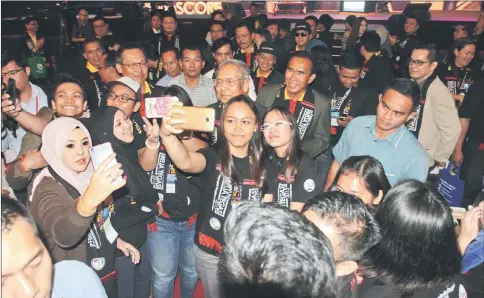  ??  ?? File photo shows adenan at a recent gathering with the people.