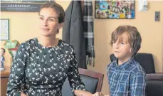  ?? FOTO: STUDIOCANA­L ?? Ein Gendefekt entstellt das Gesicht von Auggie (Jacob Tremblay), seine Mutter Isabel (Julia Roberts) versucht mit allen Mitteln, spöttische und neugierige Blicke von ihm fernzuhalt­en.