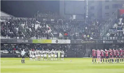  ?? KMY ROS ?? Minuto de silencio en Castalia antes del inicio del partido contra el Recreativo, con el videomarca­dor en desuso.