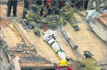  ?? CEDOC PERFIL ?? HORROR. Los rescatista­s siguen recuperand­o restos de víctimas entre los escombros de edificios.