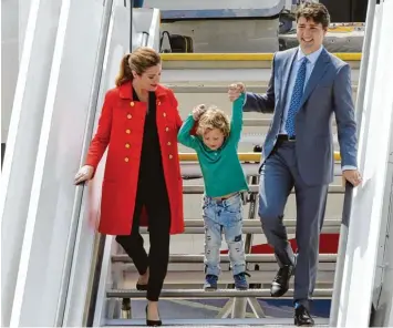  ?? Foto: imago ?? Neulich beim G20 Gipfel: Justin Trudeau mit seiner Frau Sophie Grégoire und Sohn Hadrien bei der Ankunft in Hamburg. Der 45 jährige kanadische Premiermin­ister versteht es, sich in Szene zu setzen.