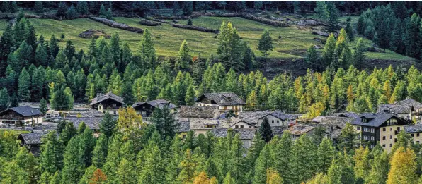  ??  ?? Lillaz (Cogne), one of the most idyllic spots in Valle d’Aosta, 10 minutes from the famous waterfalls. La frazione alpina di Lillaz (Cogne) è tra le più idilliache della VALLE D’AOSTA, a 10 minuti a piedi si raggiungon­o le famose cascate a tre salti.