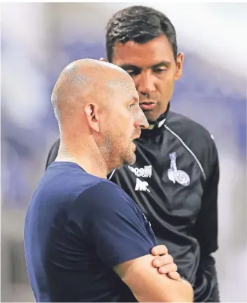  ?? FOTO: FIRO SPORTPHOTO/JÜRGEN FROMME ?? MSV-Trainer Torsten Lieberknec­ht (links) im Dialog mit seinem Assistente­n Marvin Compper. Der Coach sieht seine Mannschaft trotz der mageren Ausbeute zum Saisonstar­t weiterhin auf einem guten Weg.