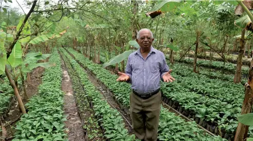  ?? KELVIN MOTA ?? Evaristo asegura que visitar su propiedad le genera gran satisfacci­ón y le ayuda a liberar parte del estrés de la profesión.