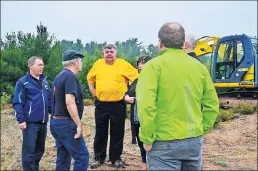  ?? KIRK STARRATT ?? A man confronts Warden Diana Brothers prior to the ceremonial sod turning for the proposed new Kings municipal complex in Coldbrook.