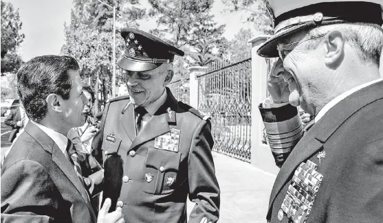  ?? ESPECIAL ?? El presidente Peña dialoga con Salvador Cienfuegos; el almirante Vidal Soberón sonríe .