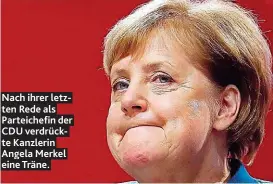  ??  ?? Nach ihrer letzten Rede als Parteichef­in der CDU verdrückte Kanzlerin Angela Merkel eine Träne.