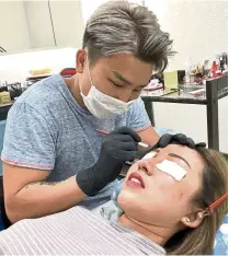  ??  ?? Microbladi­ng makes use of an ultra-fine blade to cut short realistic-looking hair strokes; pigment is then implanted beneath the surface of the skin.