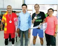  ??  ?? KAMAL (dari kiri), Ronald, Rosli dan Steeve semasa penyampaia­n hadiah juara acara beregu lelaki gabungan umur 90 tahun keatas.