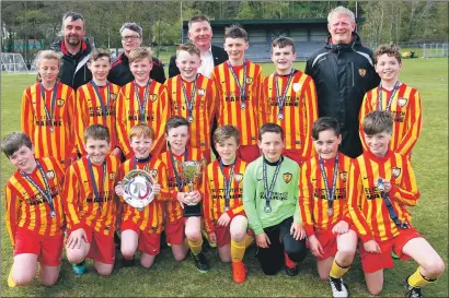  ?? Photos: Kevin McGlynn ?? Spartak with their coaches Neil Beaton, Shuggie Campbell and Bertie Gemmell along with Councillor Roddy McCuish who presented the prizes at the festival.