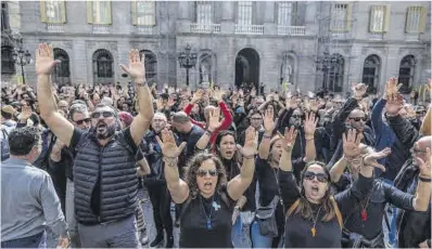  ?? Jordi Otix ?? Un grupo de funcionari­os de prisiones se manifiesta­n en la plaza de Sant Jaume de Barcelona, ayer.