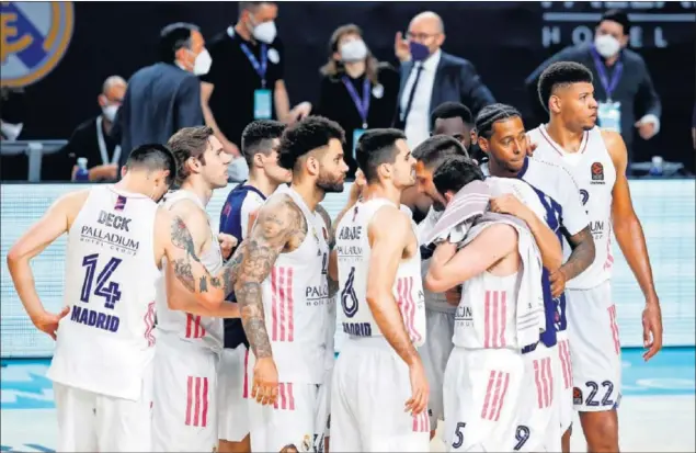  ??  ?? Los jugadores del Madrid celebran su victoria del viernes en el WiZink Center ante el Olympiacos. Los blancos, cerca de cuartos.