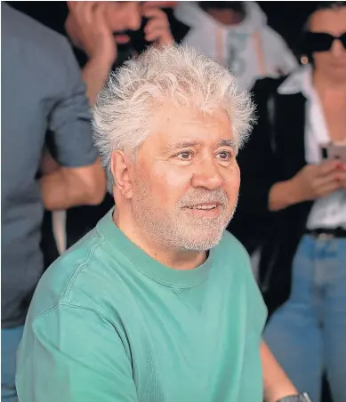  ?? MARTA PÉREZ/EFE ?? Pedro Almodóvar, hace unos días en Sant Jordi, en Barcelona, firmando su libro de cuentos.