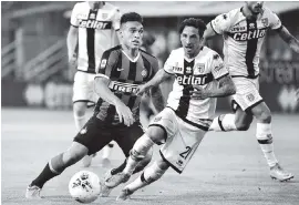  ?? MARCO ALPOZZI AP ?? Inter Milan striker Lautaro Martinez, right, tries to outrun a player from Parma during an Italian Seria A match on Sunday,