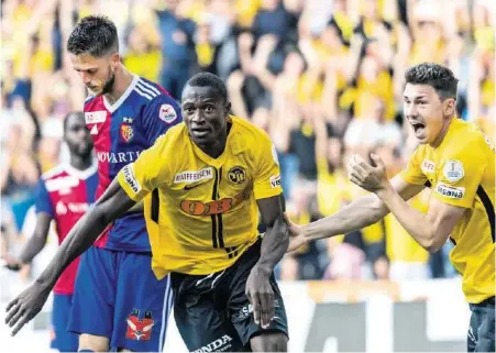  ?? KEYSTONE ?? YBs Mohamed Ali Camara (l.) bejubelt seinen Treffer zum 3:0, die Berner sollten den Baslern vier weitere Tore einschenke­n.