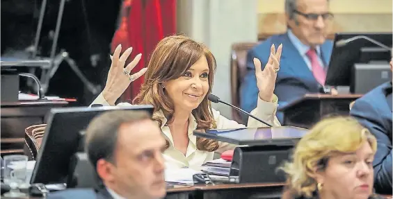  ??  ?? Debate. La senadora Cristina Kirchner en una sesión en el Congreso. Si el aborto llega al recinto planteará su postura a favor.