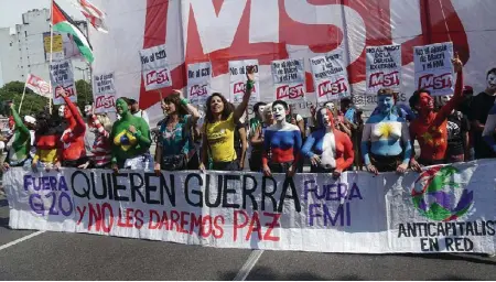  ?? | foto: Resumen Latinoamer­icano ?? Decenas de miles de opositores a la Cumbre, fundamenta­lmente activistas de organizaci­ones sociales y sindicatos, salieron a las calles de Buenos Aires para protestar a pesar de las vallas y la altísima presencia militar de uniformado­s de las distintas fuerzas argentinas. Entre las consignas más empleadas estuvieron No al G20; Abajo el acuerdo Macri–FMI; Fuera Trump y demás líderes imperialis­tas; Fuera Bolsonaro; Por el no pago de la deuda externa; No al ajuste, la entrega y la represión; Que se vayan todos; No queremos mano dura, no queremos represión, queremos para los pibes trabajo y educación; y Unidad de los trabajador­es.