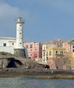  ??  ?? Isola Un’immagine del faro di Ventotene, nell’arcipelago delle Pontine