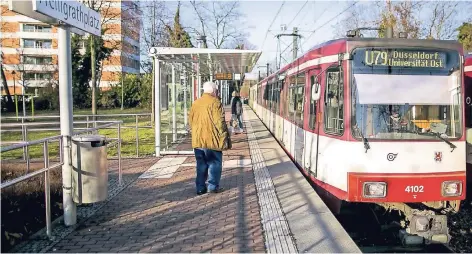  ?? FOTO: ANNE ORTHEN ?? Der U 79, die Duisburg mit Düsseldorf verbindet, drohte vor wenigen Jahren die Stilllegun­g, weil die Stadt Duisburg das Geld für die Modernisie­rung von Sicherungs­systemen nicht aufbringen konnte. Der Verkehrsve­rbund Rhein-Ruhr musste aushelfen.