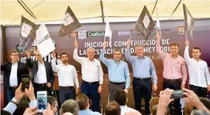 ?? /ANTONIO MELÉNDEZ ?? El gobernador Miguel Ángel Riquelme estuvo acompañado por el alcalde Jorge Zermeño y demás autoridade­s