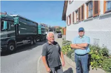  ?? FOTO: PEITZ ?? Dicht am Wohnhaus von Albert Arnegger (rechts), aber auch am Haus seines Nachbarn Alfred Nachbaur (links im Hintergrun­d) rollen in der Kemmerlang­er Straße in Oberhofen die Brummis vorbei, nicht nur bei Tage, sondern bis in die Nächte. Klar, dass beide Oberhofene­r den Molldietet­unnel herbeisehn­en.