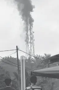  ?? — Gambar Bernama ?? MUSNAH: Sebuah pencawang telekomuni­kasi musnah dalam kebakaran di Jalan 93, FELDA Sungai Sayong dekat Kulai petang semalam.